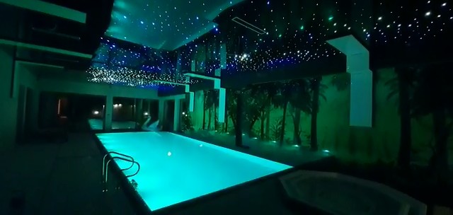 波兰RGB七彩泳池水下灯光效果案例